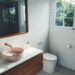 Optimisation de l’espace dans une petite salle de bain : astuces et conseils
